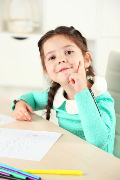 Söt liten flicka gör sina läxor — Stockfoto