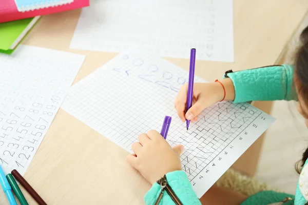 Linda niña haciendo su tarea —  Fotos de Stock