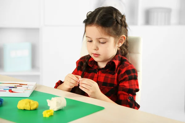 Schattig klein meisje mallen uit plasticine — Stockfoto