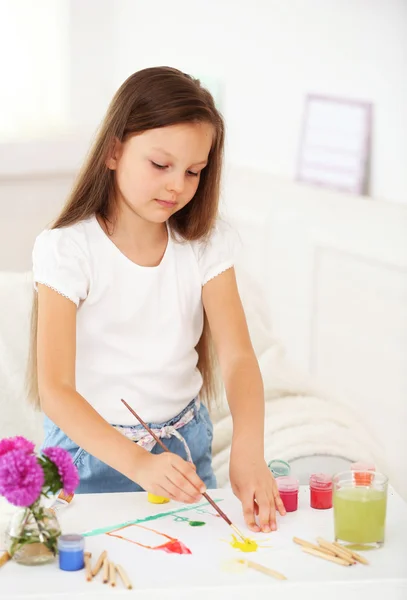 Schattig klein meisje schilderij foto — Stockfoto