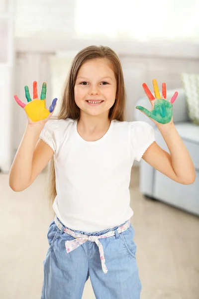 Niña con las manos pintadas — Foto de Stock