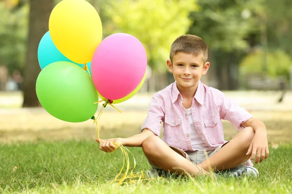 Mały chłopiec z balonów — Zdjęcie stockowe