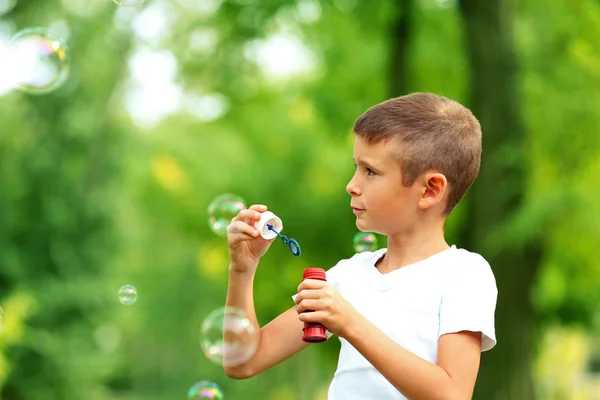 Anak kecil bermain dengan gelembung — Stok Foto