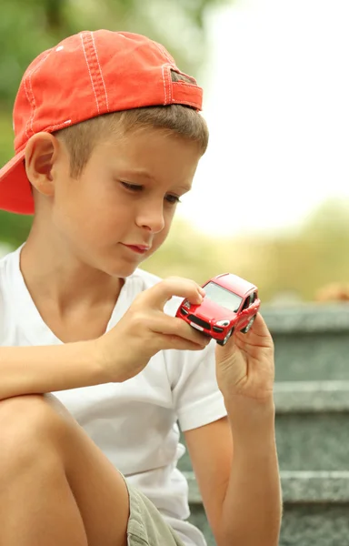 Menino brincando com carro de brinquedo — Fotografia de Stock