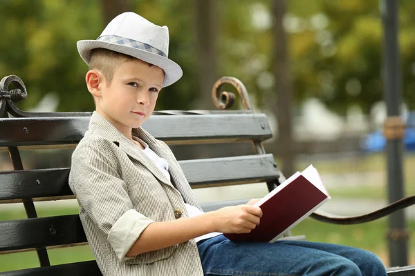 Kleine jongen leesboek — Stockfoto