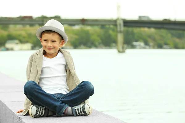 Kleine jongen op de riverside — Stockfoto