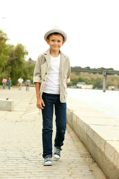 Niño en la orilla del río — Foto de Stock