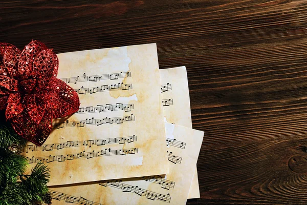 Музика та різдвяний декор — стокове фото