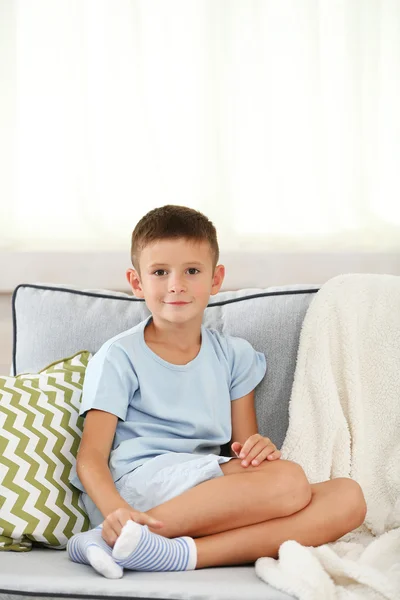 小男孩坐在沙发上 — 图库照片
