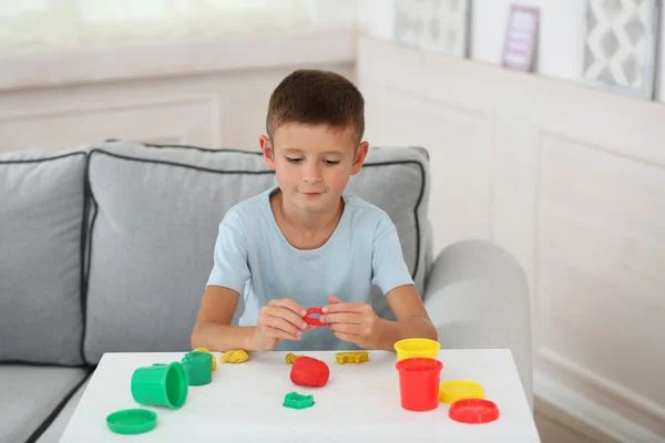 Lindo niño pequeño pintura — Foto de Stock