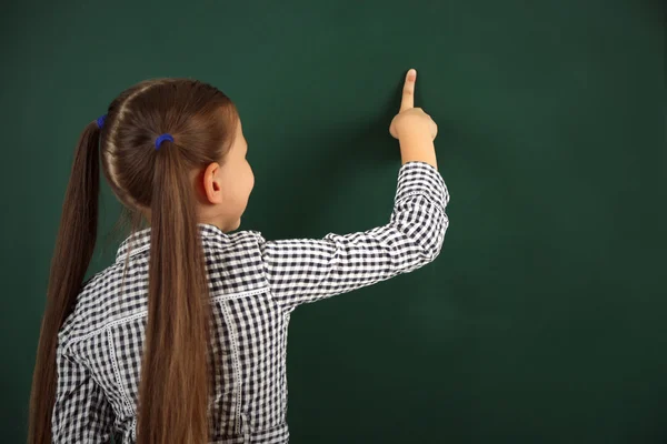 Niña en pizarra fondo — Foto de Stock