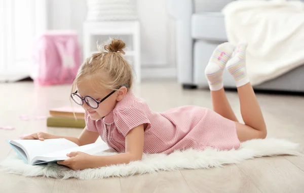 Schöne kleine Mädchen — Stockfoto