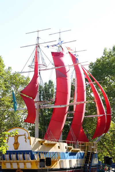 Ship with scarlet sails — Stock Photo, Image