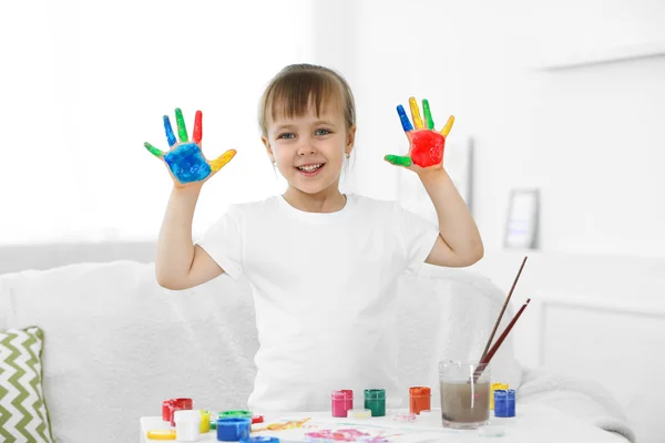 Meisje met handen in verf — Stockfoto