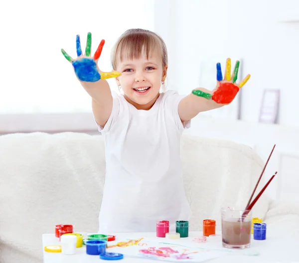 Meisje met handen in verf — Stockfoto