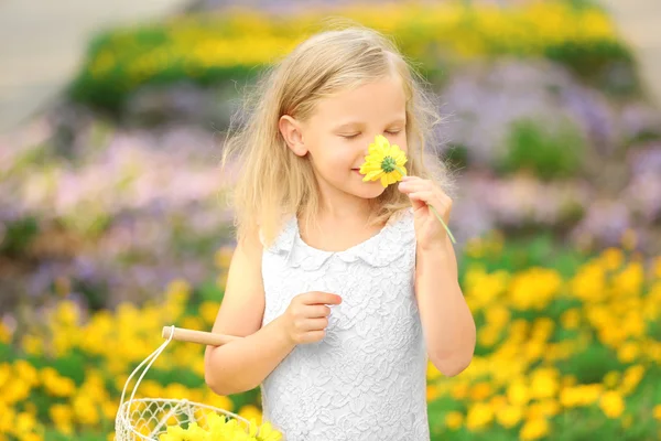 Fille heureuse marche dans le parc — Photo