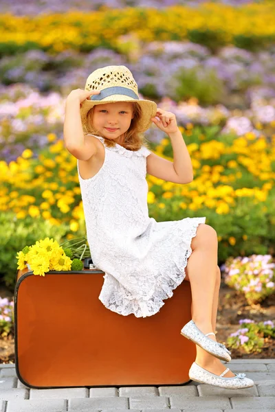 Happy girl walking in park — Stock Photo, Image