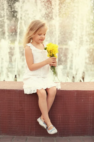 Fille heureuse sur fontaine — Photo