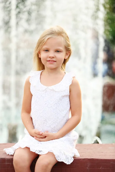 Happy girl on fountain — Stock Photo, Image