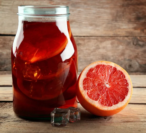 Iced tea with grapefruit — Stock Photo, Image