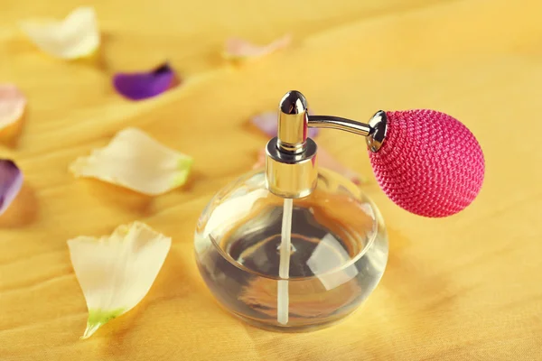 Fles parfum en rozenblaadjes — Stockfoto