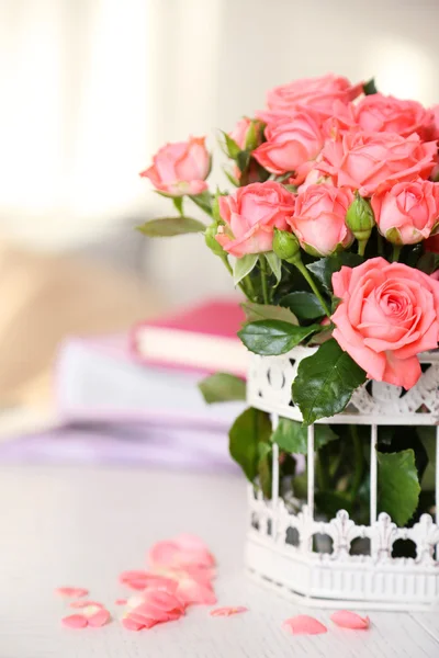 Beautiful roses in vase — Stock Photo, Image