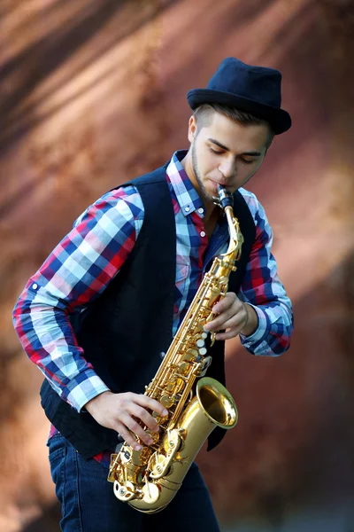 Joven tocando el saxofón —  Fotos de Stock