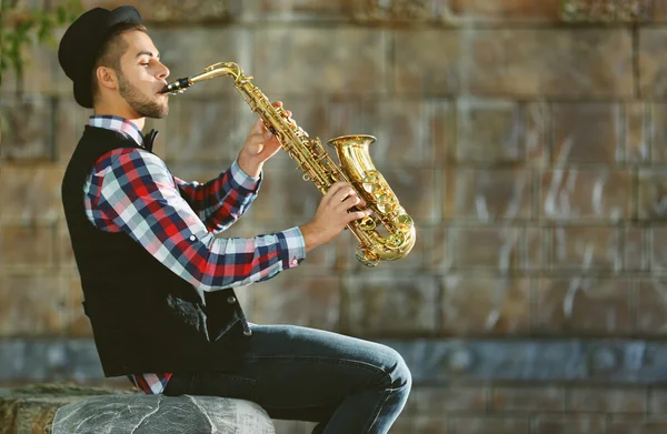 Genç adam saksafon üzerinde oynama — Stok fotoğraf