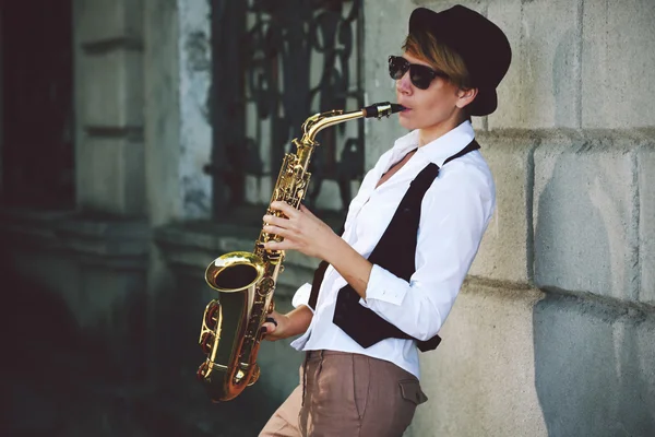 Menina com saxofone fora — Fotografia de Stock