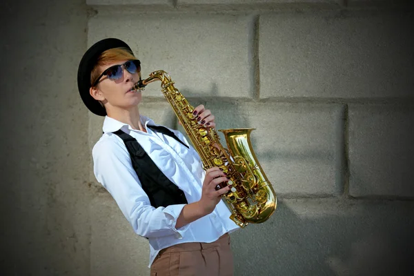 Dziewczyna z saksofon poza — Zdjęcie stockowe