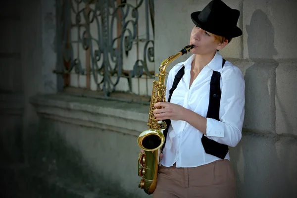 Fille avec saxophone extérieur — Photo