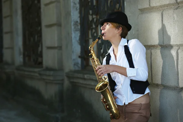 Chica con saxofón afuera —  Fotos de Stock