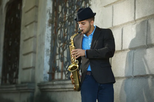 Joven con saxofón — Foto de Stock