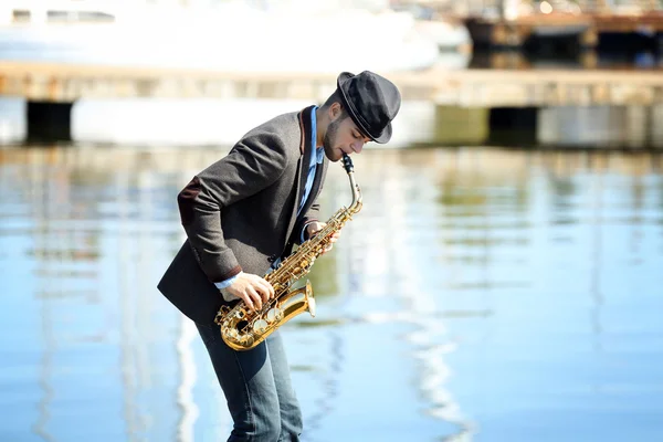 Joven con saxofón — Foto de Stock