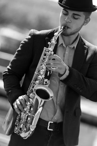 Jeune homme avec saxophone — Photo