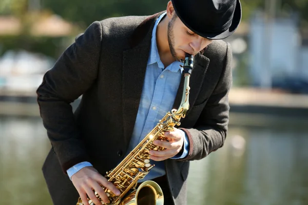 Joven con saxofón — Foto de Stock