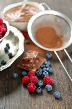 Çikolatalı Krema ve olgun çilek