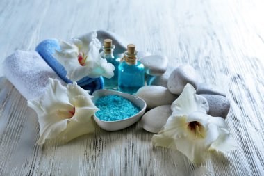 Tahta masadaki spa seti