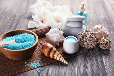 Tahta masadaki spa seti