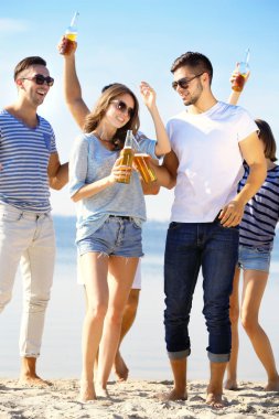 Bira ile genç ve güzel insanlar 