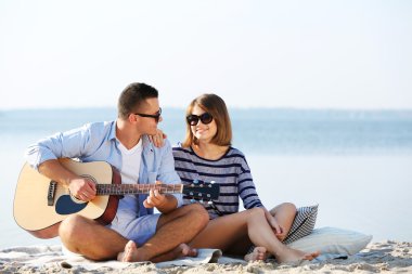 Nehir üzerinde genç Çift