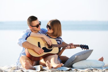 Nehir üzerinde genç Çift