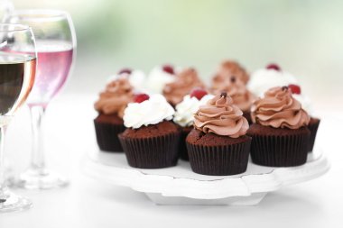 Şarap ve çikolata cupcakes tatma