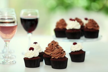 Şarap ve çikolata cupcakes tatma