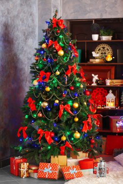 Noel iç ile dekore edilmiş köknar ağacı