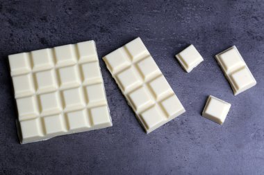 beyaz çikolata parçaları