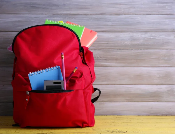 Borsa rossa con attrezzatura scolastica — Foto Stock