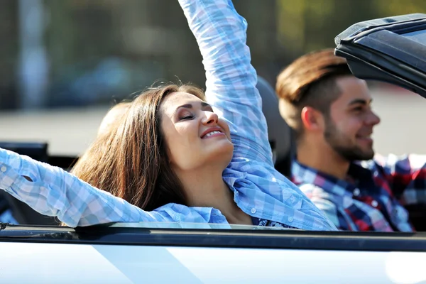 Pareja en coche cabriolet — Foto de Stock