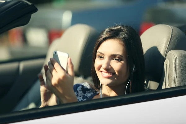 Nuori nainen autossa — kuvapankkivalokuva
