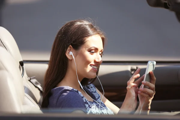 Mujer joven en coche — Foto de Stock